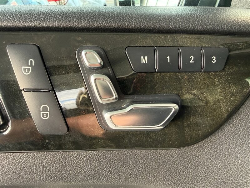 Mercedes-Benz GLE Vehicle Full-screen Gallery Image 23