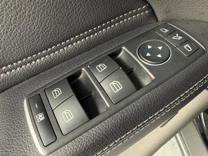 Mercedes-Benz GLE Vehicle Full-screen Gallery Image 24