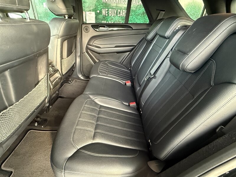 Mercedes-Benz GLE Vehicle Full-screen Gallery Image 25