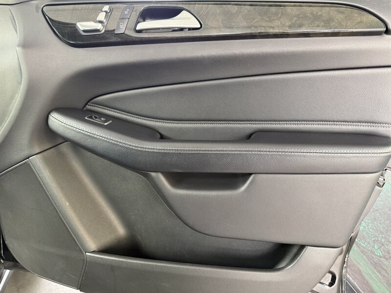 Mercedes-Benz GLE Vehicle Full-screen Gallery Image 28