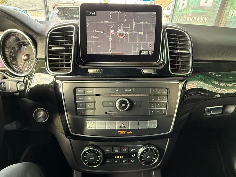 Mercedes-Benz GLE Vehicle Full-screen Gallery Image 30