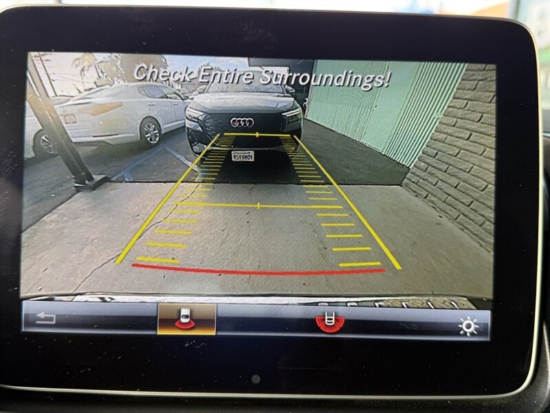 Mercedes-Benz GLE Vehicle Full-screen Gallery Image 32