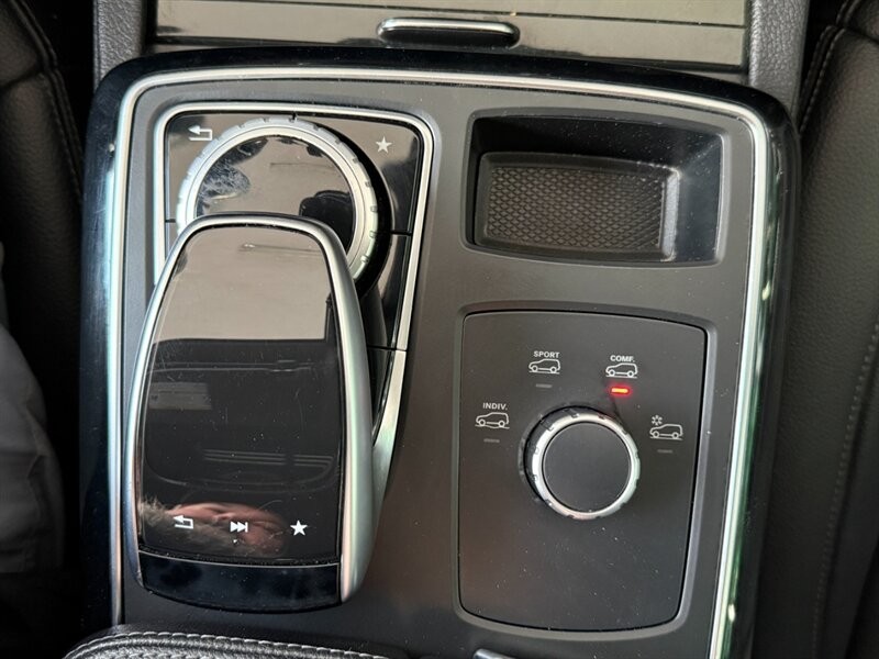 Mercedes-Benz GLE Vehicle Full-screen Gallery Image 35