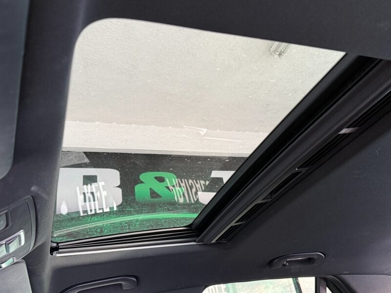 Mercedes-Benz GLE Vehicle Full-screen Gallery Image 36