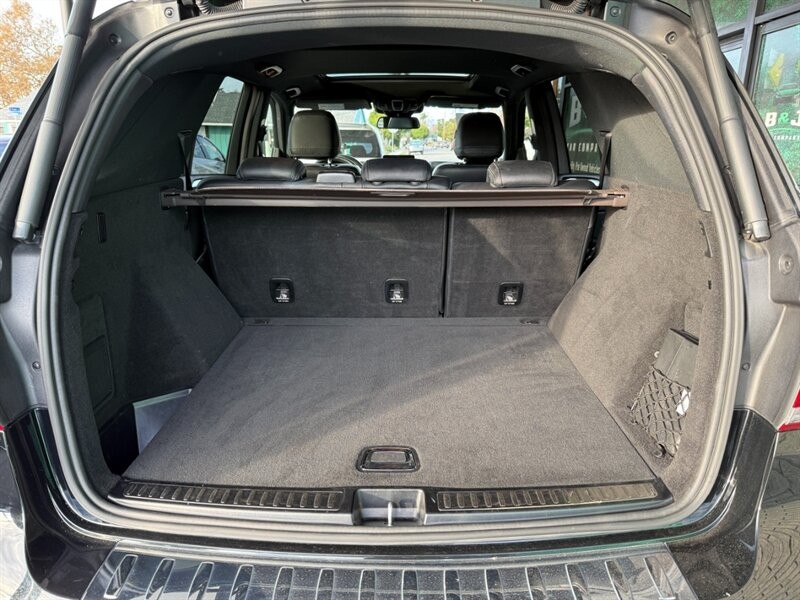 Mercedes-Benz GLE Vehicle Full-screen Gallery Image 37