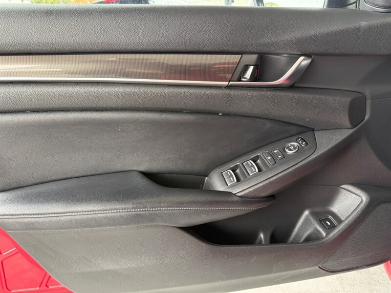 Honda Accord Sedan Vehicle Full-screen Gallery Image 23