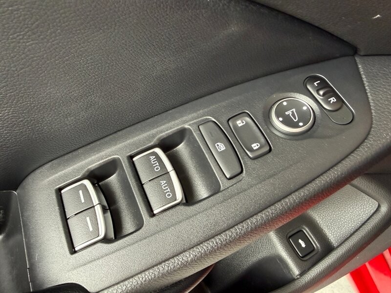 Honda Accord Sedan Vehicle Full-screen Gallery Image 24