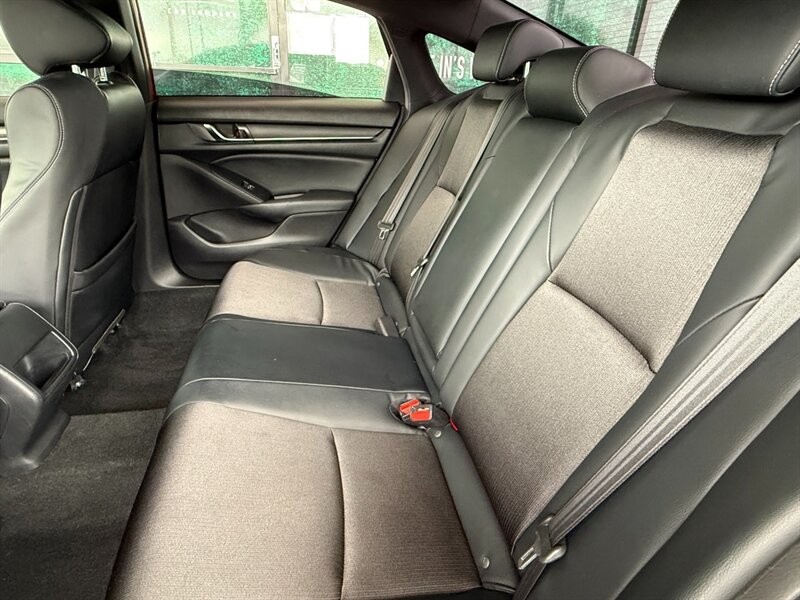 Honda Accord Sedan Vehicle Full-screen Gallery Image 25