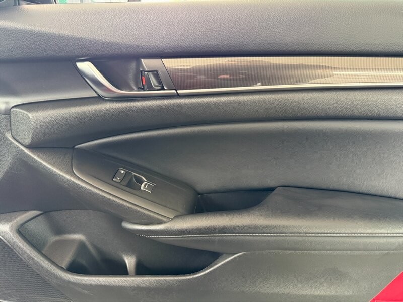 Honda Accord Sedan Vehicle Full-screen Gallery Image 27