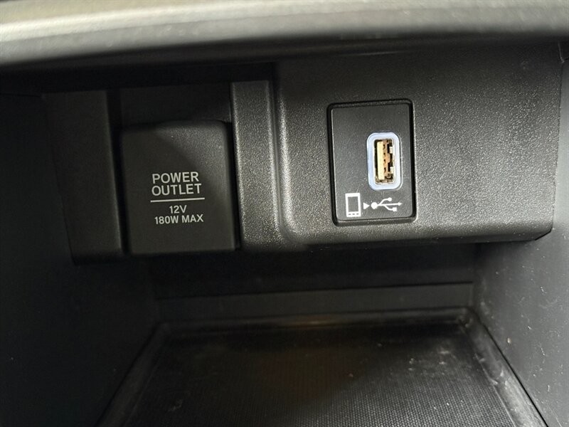 Honda Accord Sedan Vehicle Full-screen Gallery Image 32