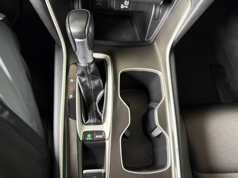 Honda Accord Sedan Vehicle Full-screen Gallery Image 33