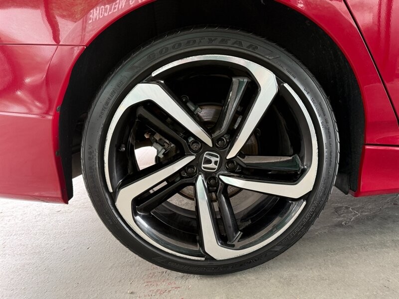 Honda Accord Sedan Vehicle Full-screen Gallery Image 36