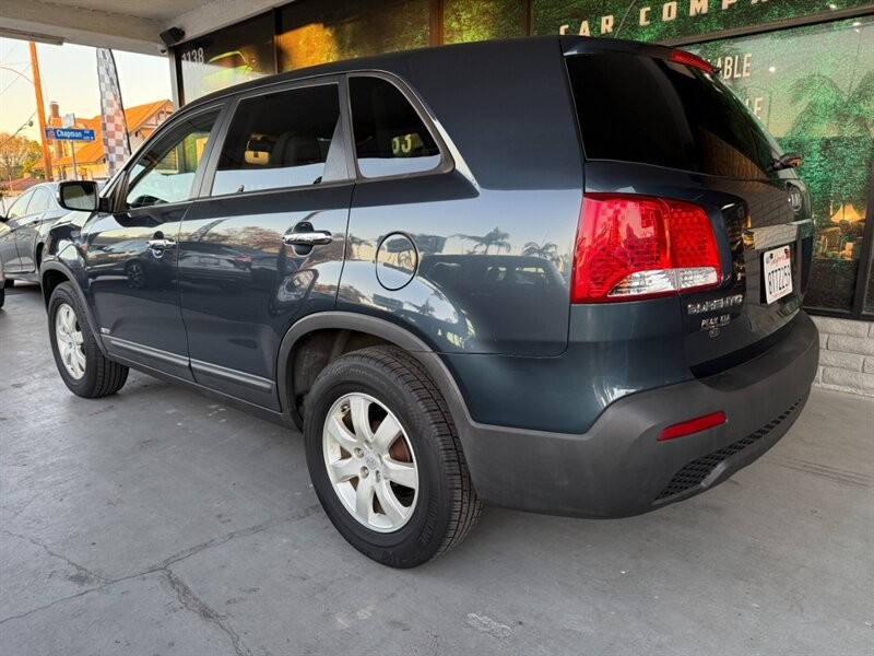Kia Sorento Vehicle Full-screen Gallery Image 06