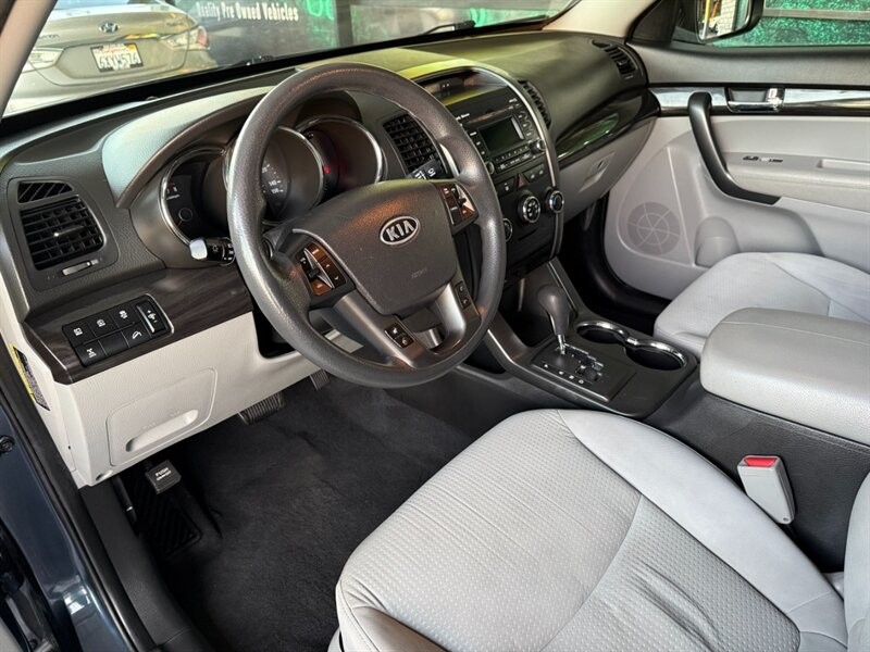 Kia Sorento Vehicle Full-screen Gallery Image 16