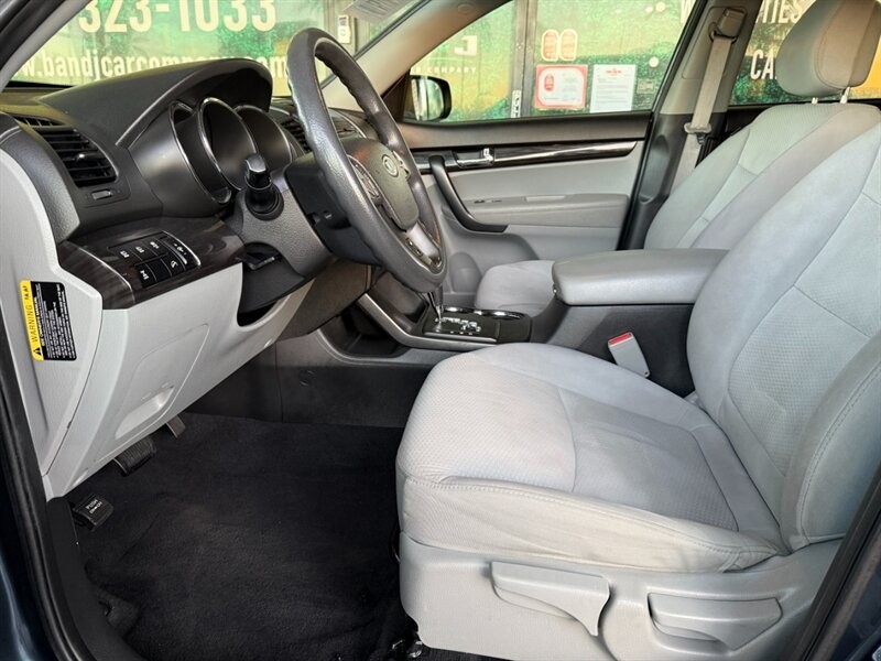 Kia Sorento Vehicle Full-screen Gallery Image 17