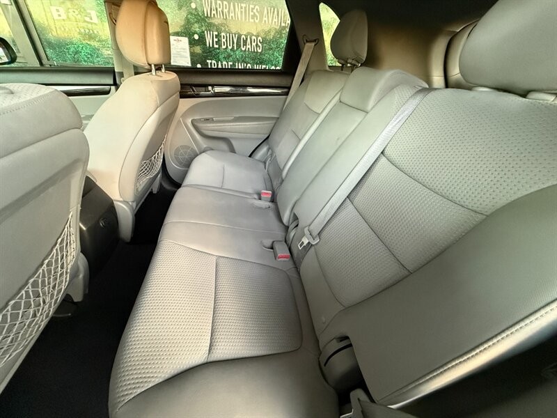 Kia Sorento Vehicle Full-screen Gallery Image 26