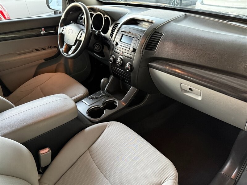 Kia Sorento Vehicle Full-screen Gallery Image 27