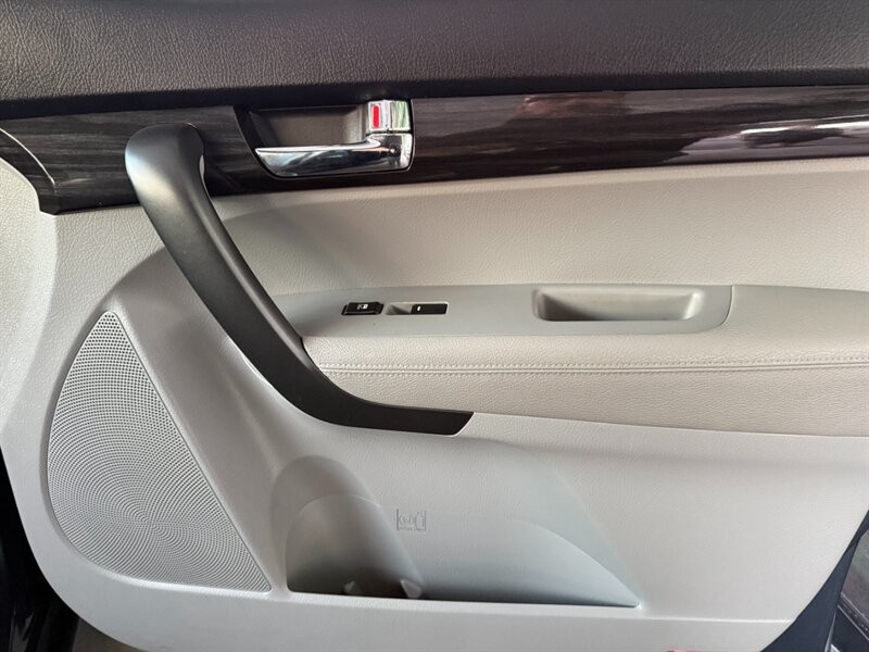 Kia Sorento Vehicle Full-screen Gallery Image 28