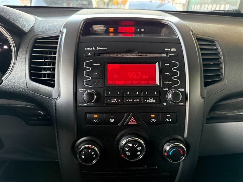 Kia Sorento Vehicle Full-screen Gallery Image 30