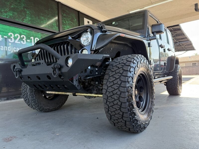 Jeep Wrangler Unlimited Vehicle Full-screen Gallery Image 04