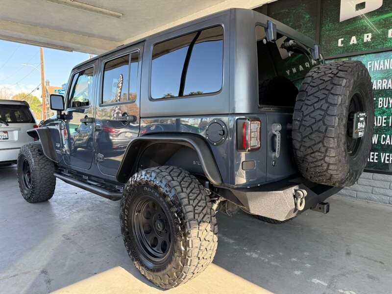 Jeep Wrangler Unlimited Vehicle Full-screen Gallery Image 06