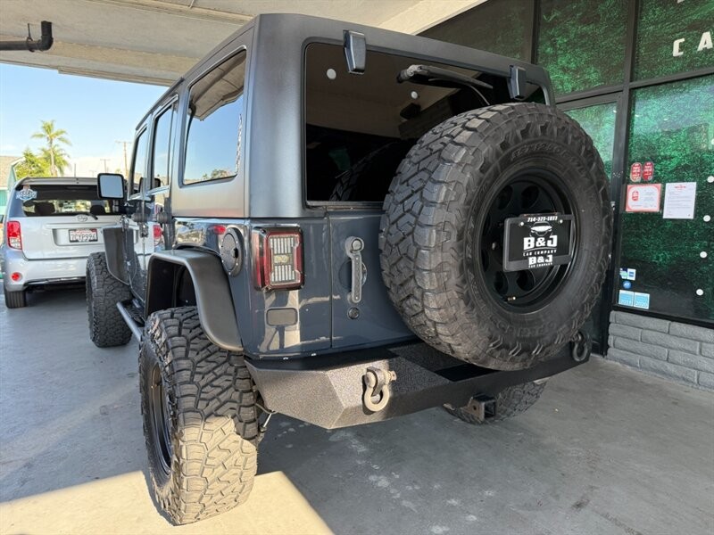 Jeep Wrangler Unlimited Vehicle Full-screen Gallery Image 07