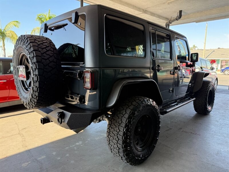 Jeep Wrangler Unlimited Vehicle Full-screen Gallery Image 10