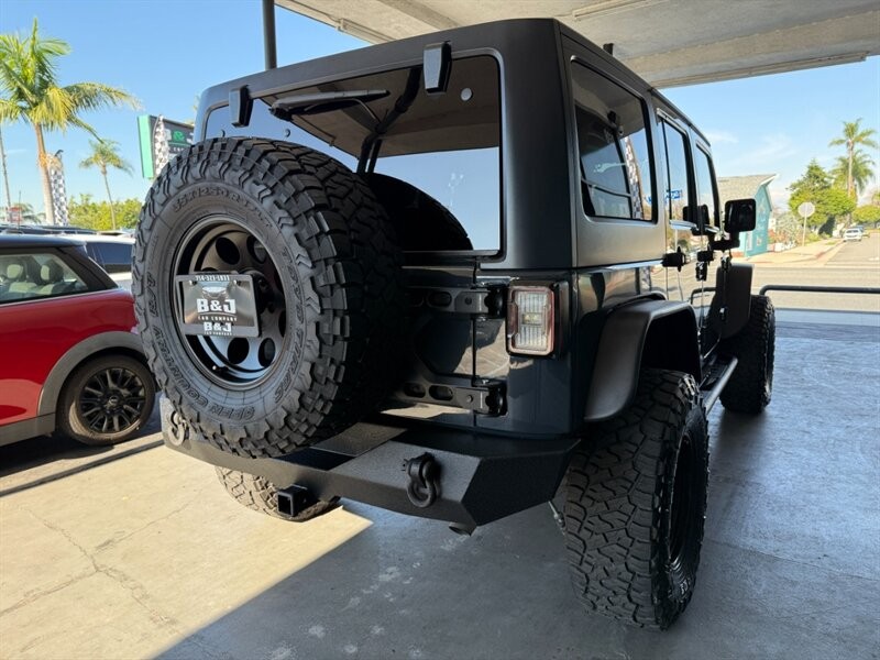 Jeep Wrangler Unlimited Vehicle Full-screen Gallery Image 11