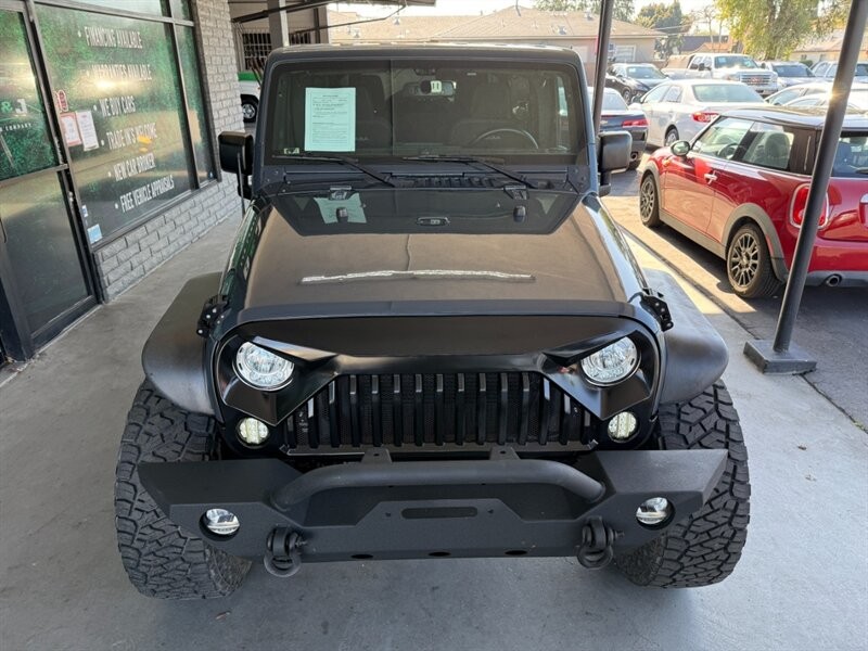 Jeep Wrangler Unlimited Vehicle Full-screen Gallery Image 13