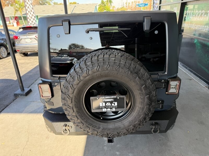 Jeep Wrangler Unlimited Vehicle Full-screen Gallery Image 15