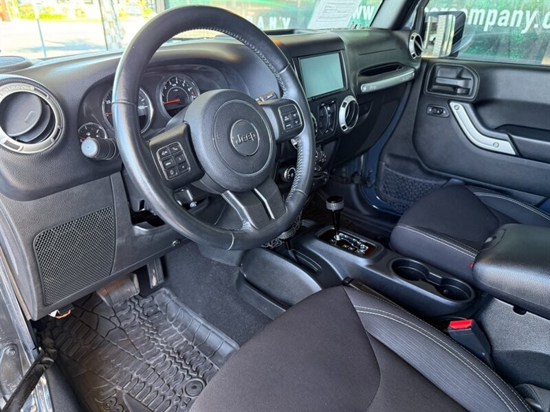 Jeep Wrangler Unlimited Vehicle Full-screen Gallery Image 16