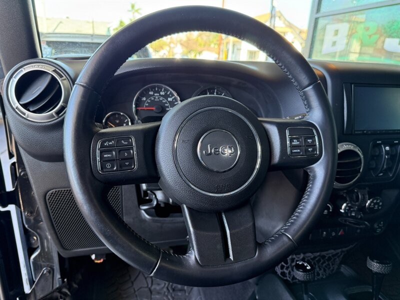 Jeep Wrangler Unlimited Vehicle Full-screen Gallery Image 19