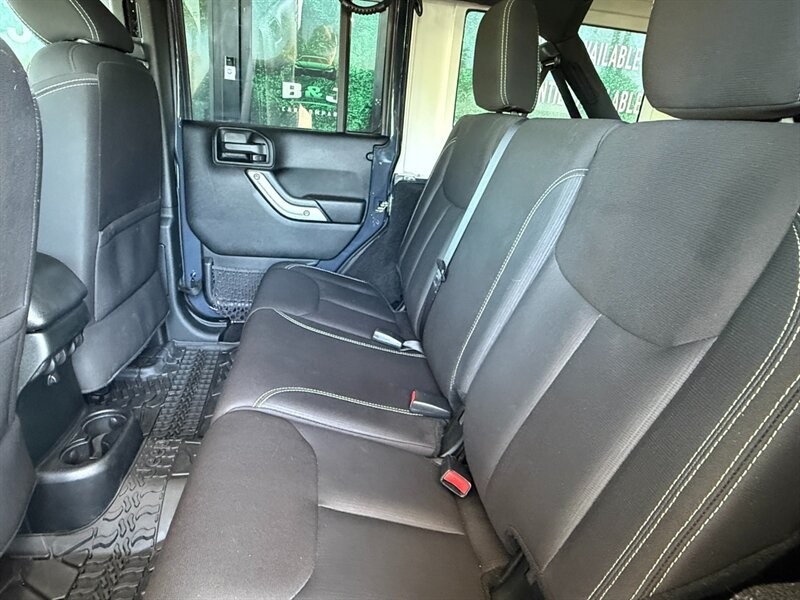 Jeep Wrangler Unlimited Vehicle Full-screen Gallery Image 23