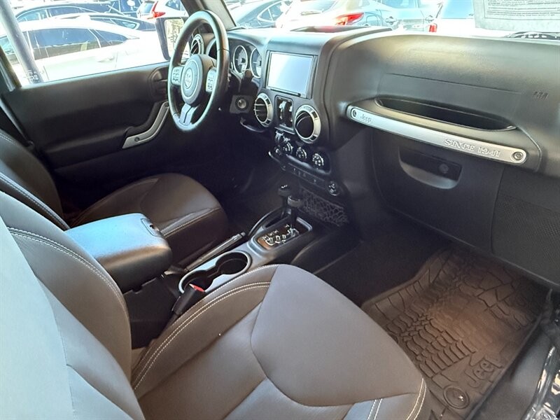 Jeep Wrangler Unlimited Vehicle Full-screen Gallery Image 24