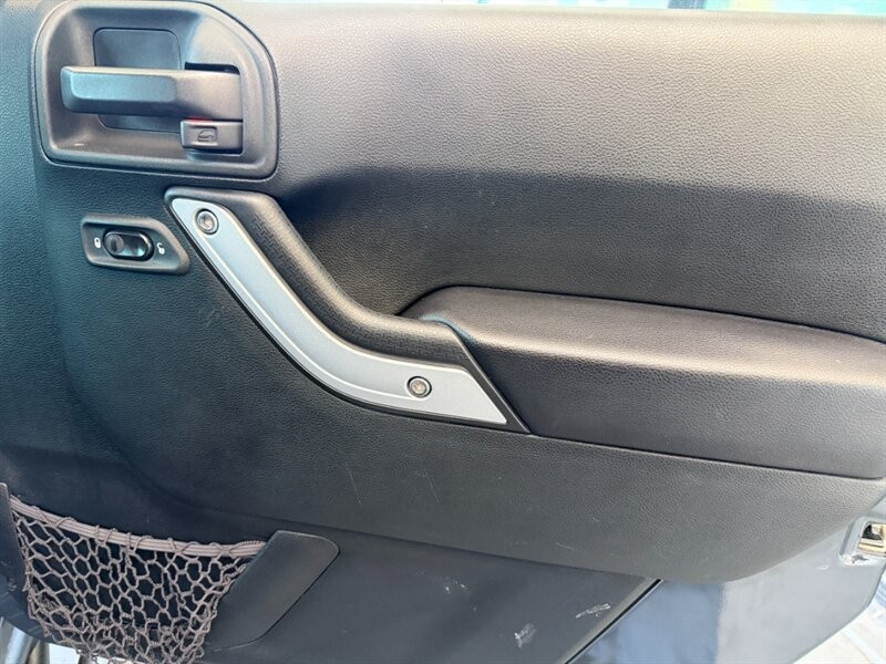 Jeep Wrangler Unlimited Vehicle Full-screen Gallery Image 25