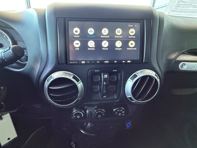 Jeep Wrangler Unlimited Vehicle Full-screen Gallery Image 32