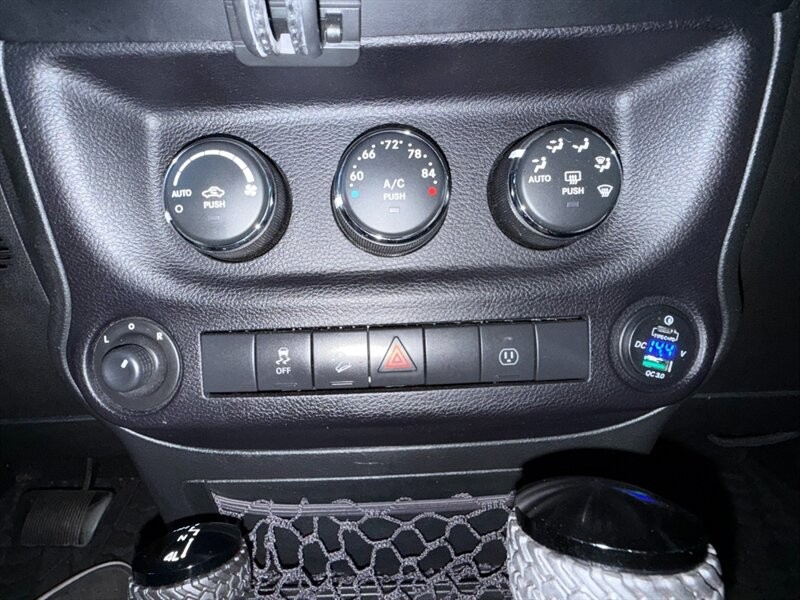 Jeep Wrangler Unlimited Vehicle Full-screen Gallery Image 34