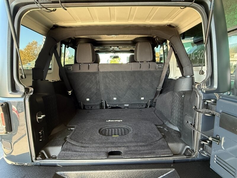 Jeep Wrangler Unlimited Vehicle Full-screen Gallery Image 36