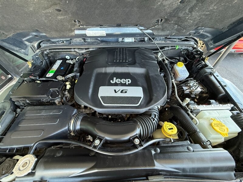 Jeep Wrangler Unlimited Vehicle Full-screen Gallery Image 37