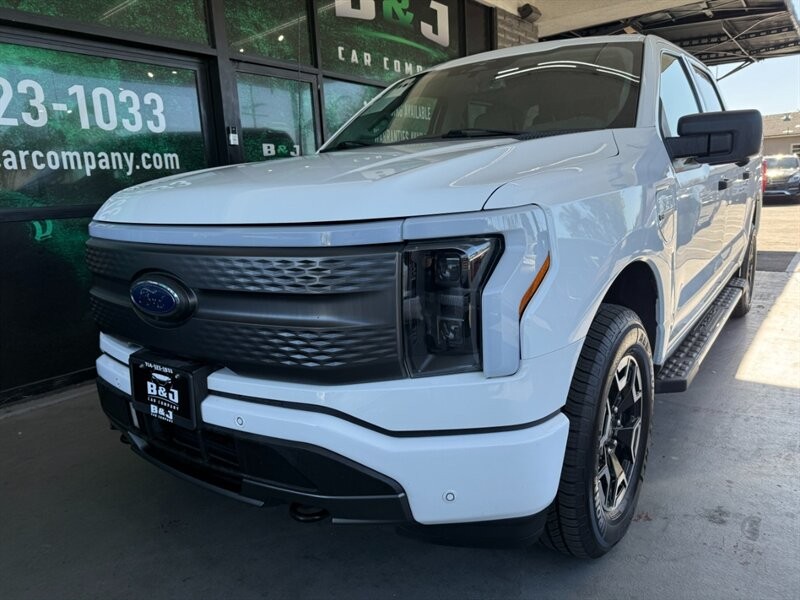 Ford F-150 Lightning Vehicle Full-screen Gallery Image 03