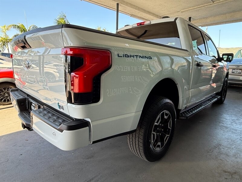 Ford F-150 Lightning Vehicle Full-screen Gallery Image 09