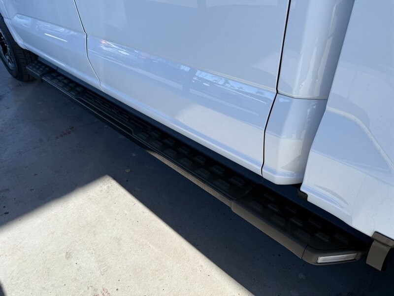 Ford F-150 Lightning Vehicle Full-screen Gallery Image 16