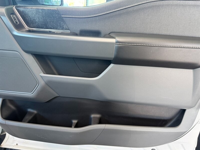 Ford F-150 Lightning Vehicle Full-screen Gallery Image 30