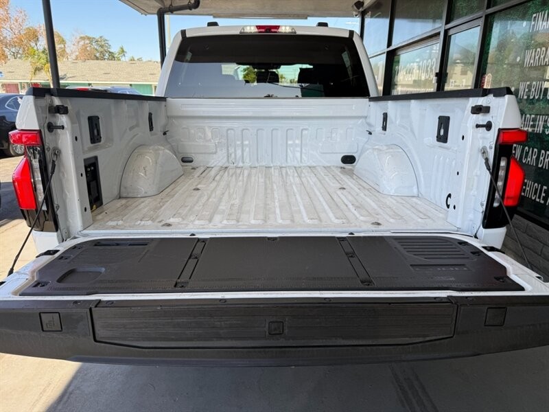 Ford F-150 Lightning Vehicle Full-screen Gallery Image 31