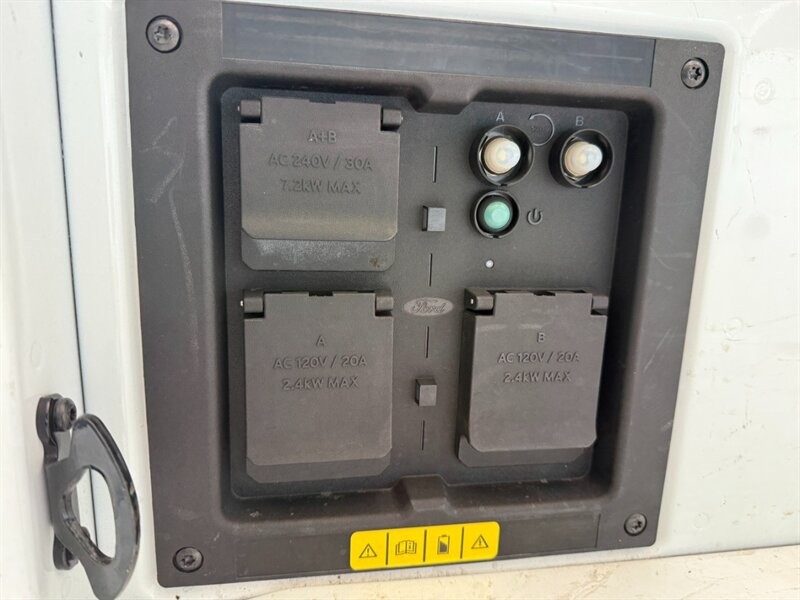 Ford F-150 Lightning Vehicle Full-screen Gallery Image 32