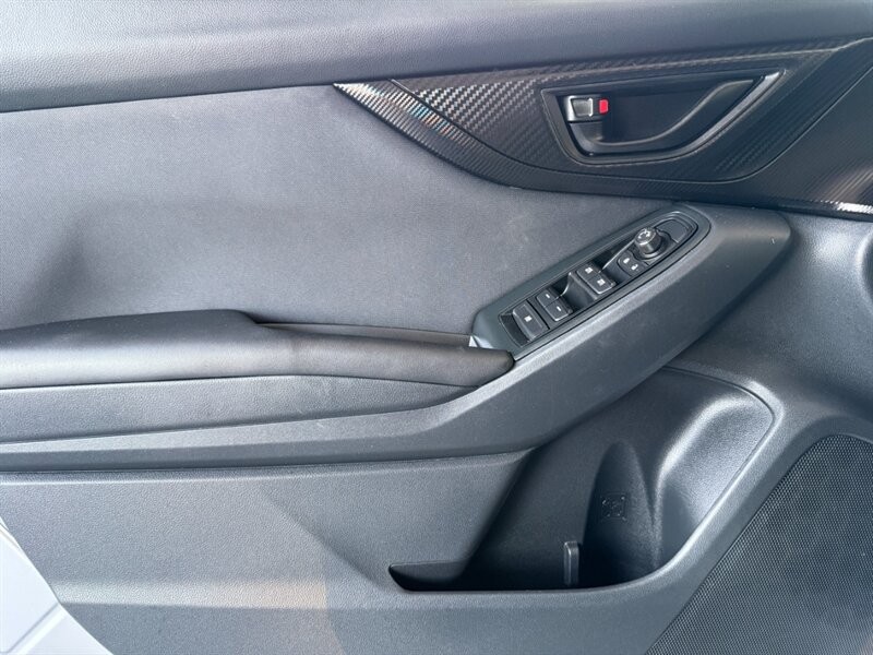 Subaru Crosstrek Vehicle Full-screen Gallery Image 24