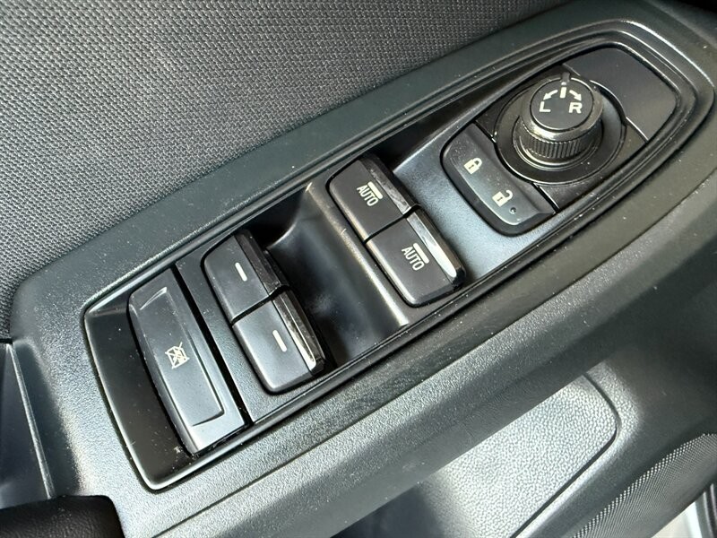 Subaru Crosstrek Vehicle Full-screen Gallery Image 25