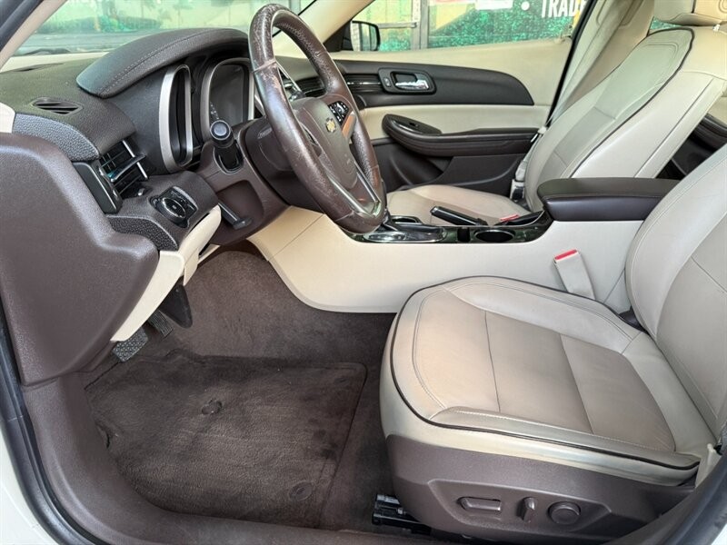 Chevrolet Malibu Vehicle Full-screen Gallery Image 17