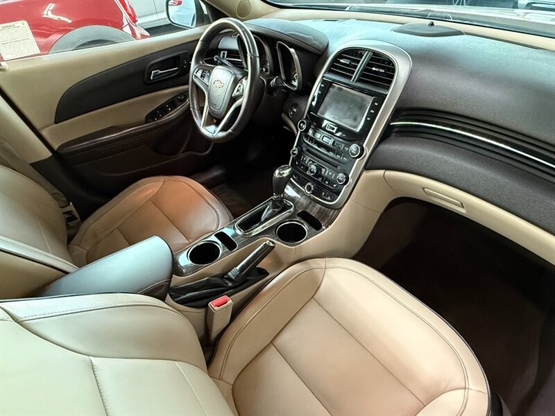 Chevrolet Malibu Vehicle Full-screen Gallery Image 27