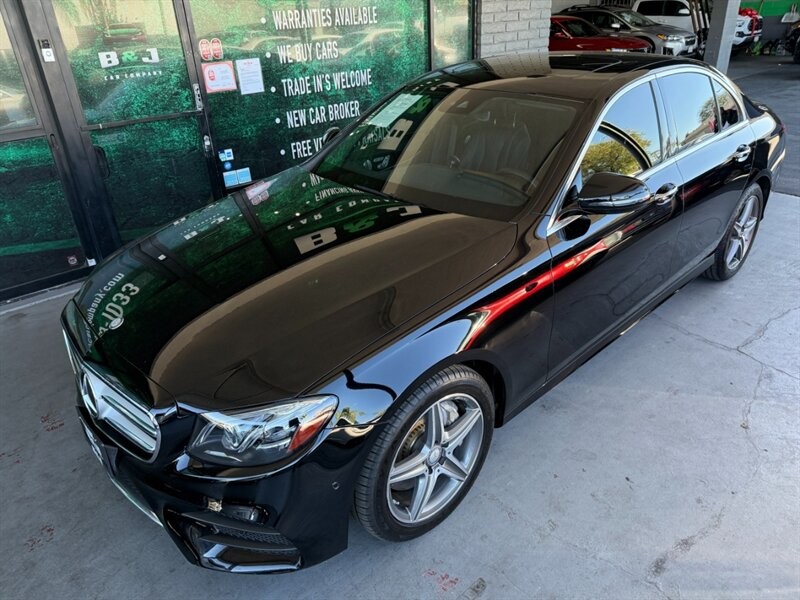 Mercedes-Benz E-Class Vehicle Full-screen Gallery Image 02